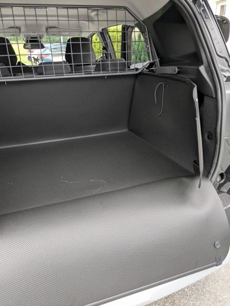 Wie eine Verkleidung aus der Erstausstattung von Opel Frontera.